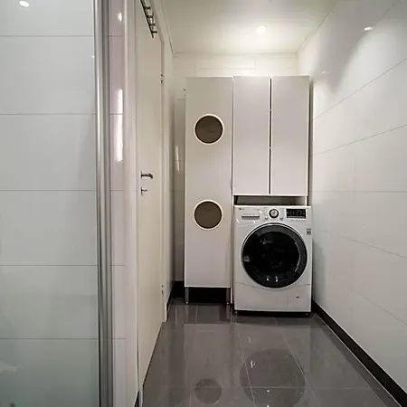 Arctic Homes - Unique Town House 4* טרומסה